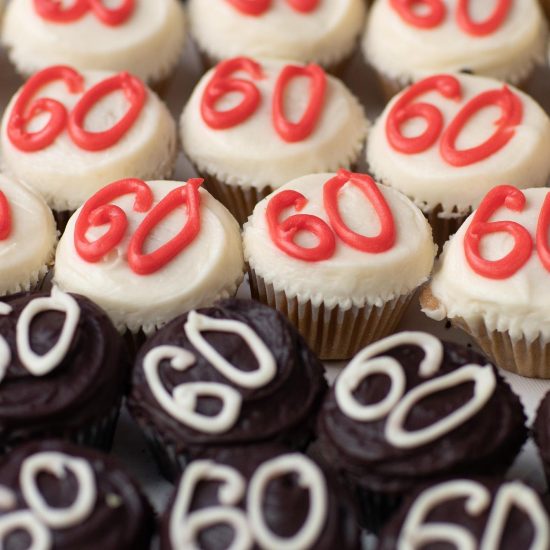 cupcakes that read "60" on them